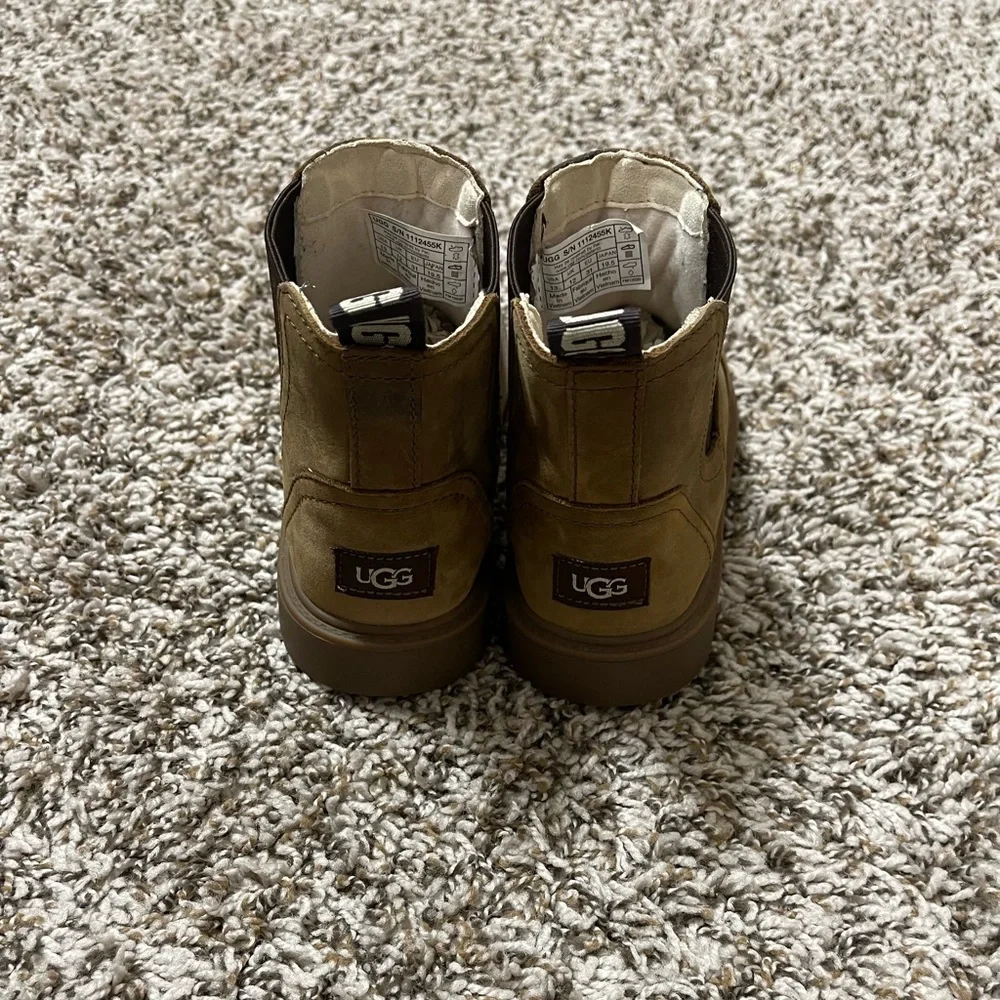 Boys UGG Boots - Picture 7 of 8